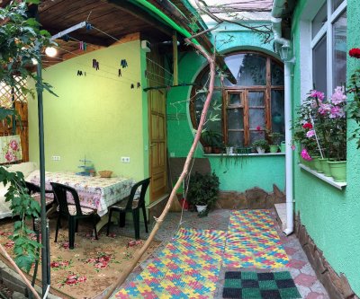Апартаменты «Зеленый дворик у Алевтины»: Алушта, улица Саранчева, фото 1