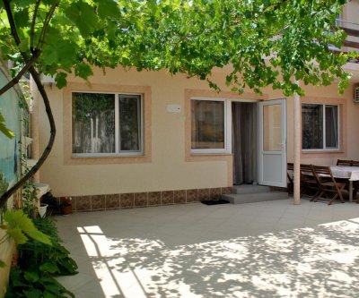 Сдам четырёх комнатный уютный дом в центре Евпатории.: Евпатория, улица Льва Толстого, фото 2