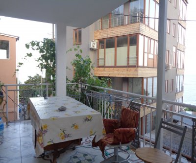 Этаж дома с террасой и мангальной зоной: Ялта, Средне-Слободская улица, фото 1