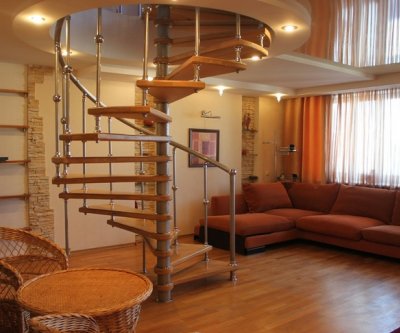 Двух этажная кв. с винтовой лестницей: Волгоград, улица Краснознаменская, фото 1