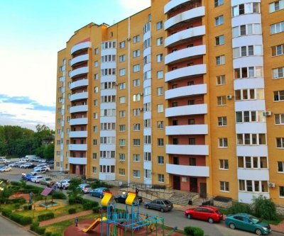 Двухкомнатная квартира посуточно центр: Ставрополь, улица Ленина, фото 1