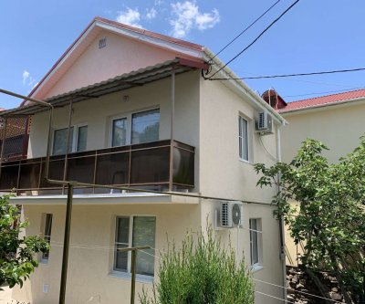 Отдельностоящий 2-х этажный дом с Вашим двором.: Алушта, Лесная улица, фото 1