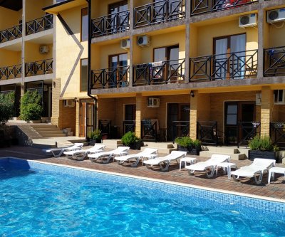 Отель с бассейном Море Удачи: Солнечногорское, Табачная улица, фото 1