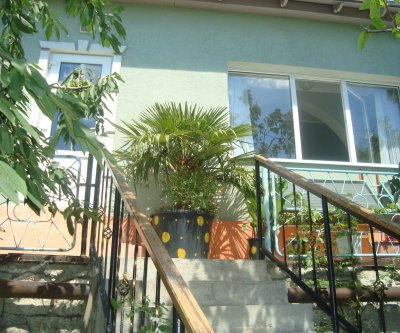Двухкомнатная квартира с зеленым двориком и беседкой.: Алупка, улица Калинина, фото 4