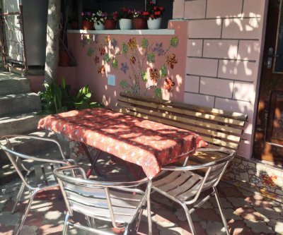 Комфортный номер с зеленым двориком и мангалом.: Алупка, улица Калинина, фото 3