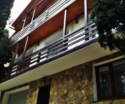 Трехэтажный дом в кипарисовой роще: Алупка, улица Ленина, фото 2
