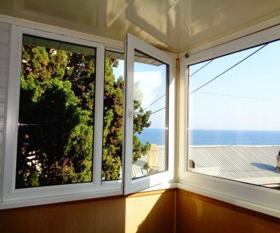 Сдам 2-х комнатную квартиру с видом на море возле спуска на пляж: Ялта, улица Дражинского, фото 1