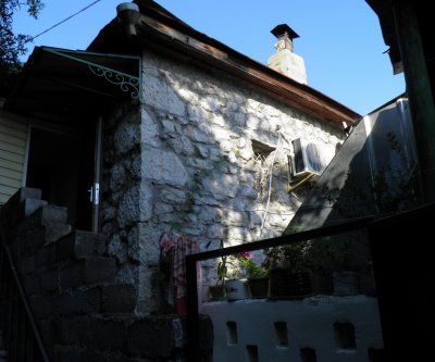 Удобная квартира на Калинина: Алупка, улица Калинина, фото 1