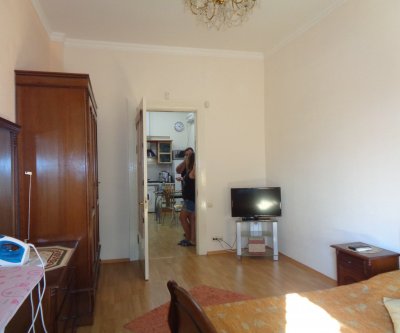 2-комнатная квартира с просторной кухней и балконом на Игнатенко: Ялта, улица Игнатенко, фото 4