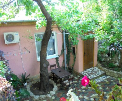 Домик под абрикосовым деревом на 2-4 человека в Феодосии: Феодосия, Военно-морской переулок, фото 1
