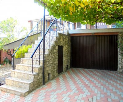 Двухкомнатный домик с террасой на 3-7 человек в Феодосии: Феодосия, Военно-морской переулок, фото 2