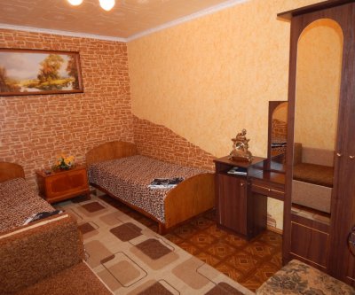 Сдам 2-х комнатный домик в 3-х минутах от моря в Алуште: Алушта, улица Карла Маркса, фото 1