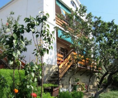 «Лика» Гостевой дом в п. Орджоникидзе (Феодосия): Орджоникидзе, Тихая, фото 1