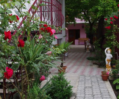 Гостевой дом " В розах": Феодосия, улица Кочмарского, фото 1